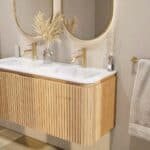 Rundes wandhängendes Badmöbel 120 cm aus Natureiche mit Riffelfront und matt-weißer Mineralguss mit zwei Waschbecken