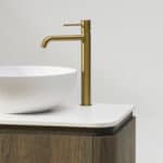 Rundes wandhängendes Badezimmermöbel 80 cm aus dunkler Eiche mit glatte Front und weißes Solid-Surface-Becken