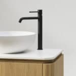 Rundes wandhängendes Badezimmermöbel 80 cm aus Natureiche mit glatte Front und weißes Solid-Surface-Becken