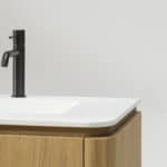 Rundes wandhängendes Badmöbel 120 cm aus Natureiche mit glatte Front und matt-weißer Mineralguss mit zwei Waschbecken