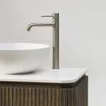 Rundes wandhängendes Badezimmermöbel 80 cm aus dunkler Eiche mit Riffelfront und weißes Solid-Surface-Becken