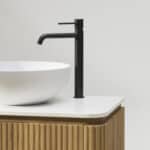 Rundes wandhängendes Badezimmermöbel 80 cm aus Natureiche mit Riffelfront und weißes Solid-Surface-Becken