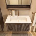 Wandhängendes Badezimmermöbel 80 cm aus dunkler Eiche mit eine Schublade und matt-weißer Mineralguss-Waschtisch (luxuriös)