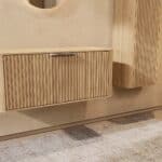 Wandhängender runder Badezimmer-Unterschrank 100 cm aus Natureiche mit abgerundeten Ecken und Riffelfront