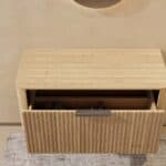 Wandhängender runder Badezimmer-Unterschrank 100 cm aus Natureiche mit abgerundeten Ecken und Riffelfront