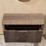 Wandhängender runder Badezimmer-Unterschrank 100 cm aus dunkler Eiche mit abgerundeten Ecken und Riffelfront