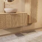 Rundes hängendes Badezimmermöbel 100 cm aus Natureiche mit Riffelfront, Eichenholzplatte und beige Kalksteinbecken