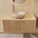 Rundes hängendes Badezimmermöbel 100 cm aus Natureiche mit Riffelfront, Eichenholzplatte und beige Kalksteinbecken