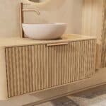 Rundes hängendes Badezimmermöbel 100 cm aus Natureiche mit Riffelfront, Eichenholzplatte und beige Kalksteinbecken