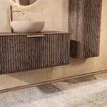 Rundes hängendes Badezimmermöbel 100 cm aus dunkler Eiche mit Riffelfront, Eichenholzplatte und beige Kalksteinbecken