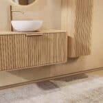 Rundes hängendes Badezimmermöbel 100 cm aus Natureiche mit Riffelfront, Eichenholzplatte und weißes Solid-Surface-Aufsatzbeck