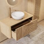 Rundes hängendes Badezimmermöbel 100 cm aus Natureiche mit Riffelfront, Eichenholzplatte und weißes Solid-Surface-Aufsatzbeck