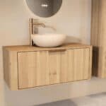 Rundes hängendes Badezimmermöbel 100 cm aus Natureiche mit glatter Front, Eichenholzplatte und beige Kalksteinbecken