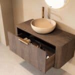 Rundes hängendes Badezimmermöbel 100 cm aus dunkler Eiche mit glatter Front, Eichenholzplatte und beige Kalksteinbecken