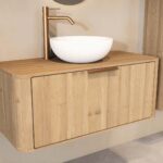 Rundes hängendes Badezimmermöbel 100 cm aus Natureiche mit glatter Front, Eichenholzplatte und weißes Solid-Surface-Aufsatzbe