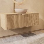 Rundes hängendes Badezimmermöbel 120 cm aus Natureiche mit Riffelfront, Eichenholzplatte und beige Kalksteinbecken