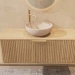 Rundes hängendes Badezimmermöbel 120 cm aus Natureiche mit Riffelfront, Eichenholzplatte und beige Kalksteinbecken