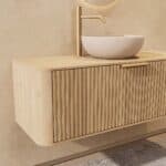 Rundes hängendes Badezimmermöbel 120 cm aus Natureiche mit Riffelfront, Eichenholzplatte und beige Kalksteinbecken