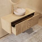 Rundes hängendes Badezimmermöbel 120 cm aus Natureiche mit Riffelfront, Eichenholzplatte und beige Kalksteinbecken