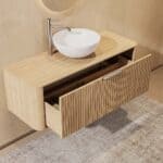 Rundes hängendes Badezimmermöbel 120 cm aus Natureiche mit Riffelfront, Eichenholzplatte und glänzend weißes Keramikbecken