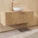 Rundes hängendes Badezimmermöbel 120 cm aus Natureiche mit Riffelfront, Eichenholzplatte und weißes Solid-Surface-Aufsatzbeck