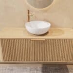 Rundes hängendes Badezimmermöbel 120 cm aus Natureiche mit Riffelfront, Eichenholzplatte und weißes Solid-Surface-Aufsatzbeck