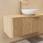 Rundes hängendes Badezimmermöbel 120 cm aus Natureiche mit Riffelfront, Eichenholzplatte und weißes Solid-Surface-Aufsatzbeck