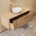 Rundes hängendes Badezimmermöbel 120 cm aus Natureiche mit Riffelfront, Eichenholzplatte und weißes Solid-Surface-Aufsatzbeck
