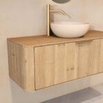Rundes hängendes Badezimmermöbel 120 cm aus Natureiche mit glatter Front, Eichenholzplatte und beige Kalksteinbecken