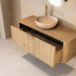 Rundes hängendes Badezimmermöbel 120 cm aus Natureiche mit glatter Front, Eichenholzplatte und beige Kalksteinbecken