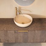 Rundes hängendes Badezimmermöbel 120 cm aus dunkler Eiche mit glatter Front, Eichenholzplatte und beige Kalksteinbecken