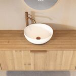 Rundes hängendes Badezimmermöbel 120 cm aus Natureiche mit glatter Front, Eichenholzplatte und weißes Solid-Surface-Aufsatzbe