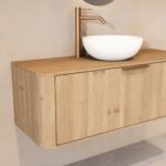 Rundes hängendes Badezimmermöbel 120 cm aus Natureiche mit glatter Front, Eichenholzplatte und weißes Solid-Surface-Aufsatzbe