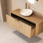 Rundes hängendes Badezimmermöbel 120 cm aus Natureiche mit glatter Front, Eichenholzplatte und weißes Solid-Surface-Aufsatzbe