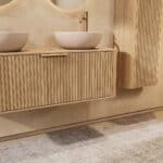 Rundes hängendes Badmöbel 120 cm aus Natureiche mit Riffelfront, Eichenholzplatte und zwei beige Kalksteinbecken