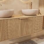 Rundes hängendes Badmöbel 120 cm aus Natureiche mit Riffelfront, Eichenholzplatte und zwei beige Kalksteinbecken