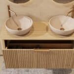 Rundes hängendes Badmöbel 120 cm aus Natureiche mit Riffelfront, Eichenholzplatte und zwei beige Kalksteinbecken
