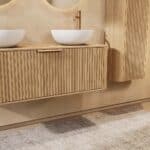 Rundes hängendes Badmöbel 120 cm aus Natureiche mit Riffelfront, Eichenholzplatte und zwei weißes Solid-Surface-Aufsatzbecken