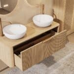 Rundes hängendes Badmöbel 120 cm aus Natureiche mit Riffelfront, Eichenholzplatte und zwei weißes Solid-Surface-Aufsatzbecken