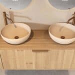 Rundes hängendes Badmöbel 120 cm aus Natureiche mit glatter Front, Eichenholzplatte und zwei beige Kalksteinbecken
