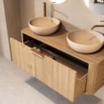 Rundes hängendes Badmöbel 120 cm aus Natureiche mit glatter Front, Eichenholzplatte und zwei beige Kalksteinbecken