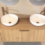 Rundes hängendes Badmöbel 120 cm aus Natureiche mit glatter Front, Eichenholzplatte und zwei weißes Solid-Surface-Aufsatzbeck