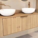 Rundes hängendes Badmöbel 120 cm aus Natureiche mit glatter Front, Eichenholzplatte und zwei weißes Solid-Surface-Aufsatzbeck
