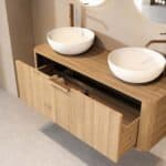 Rundes hängendes Badmöbel 120 cm aus Natureiche mit glatter Front, Eichenholzplatte und zwei weißes Solid-Surface-Aufsatzbeck