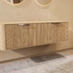 Wandhängender runder Badezimmer-Unterschrank 140 cm aus Natureiche mit abgerundeten Ecken und Riffelfront