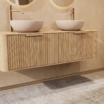 Rundes hängendes Badezimmermöbel 140 cm aus Natureiche mit Riffelfront, Eichenholzplatte und beige Kalksteinbecken