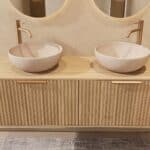 Rundes hängendes Badezimmermöbel 140 cm aus Natureiche mit Riffelfront, Eichenholzplatte und beige Kalksteinbecken