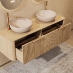 Rundes hängendes Badezimmermöbel 140 cm aus Natureiche mit Riffelfront, Eichenholzplatte und beige Kalksteinbecken