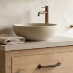 Landhaus-Badezimmermöbel 100 cm aus Massiveiche mit beigem Betonwaschtisch und passendem Becken