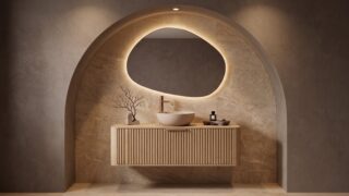Rundes hängendes Badezimmermöbel 120 cm aus Natureiche mit Riffelfront, Eichenholzplatte und beige Kalksteinbecken